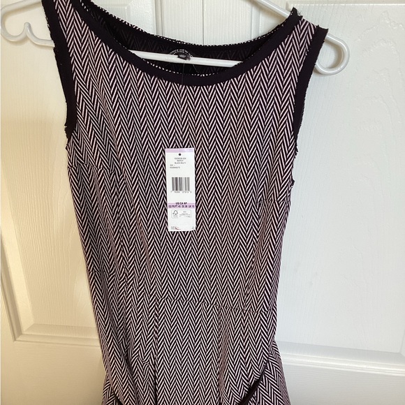 Jones New York size 6p printed dress. - Picture 2 of 3